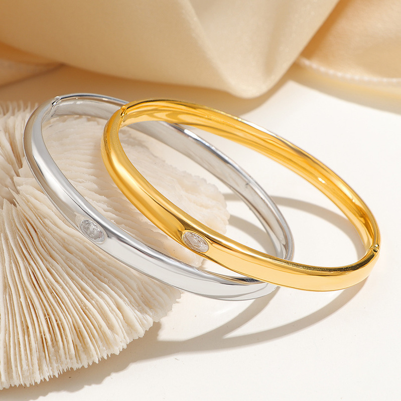 Minimalist Design Glossy Oval Single Diamond Bracelet for Women Fashion Versatile Light Luxury Cool Style Jewelry Trend