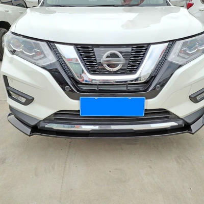 Big Surrounded Nissan X-Trail, Small and Large