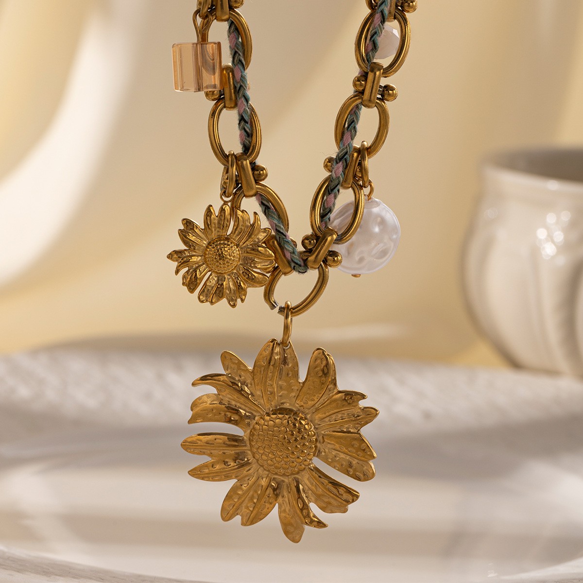 Collar de acero inoxidable TENA Europa y América lujo ligero nicho colgante de flores sol collar de acero titanio no decoloración joyería