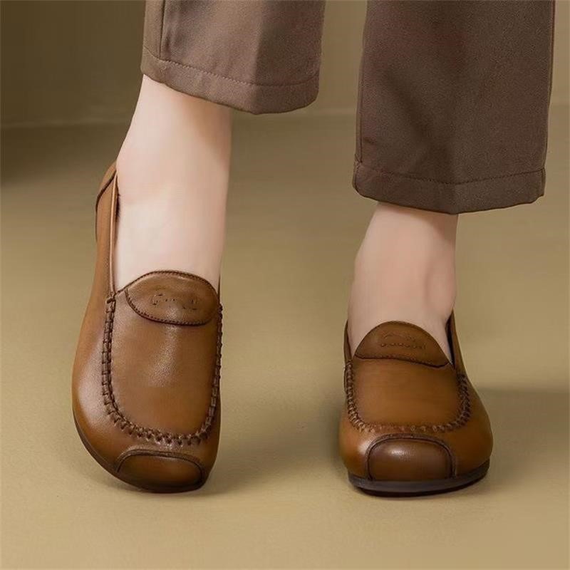 Zapatos de cuero de suela suave de cuero suave nuevos zapatos de madre anciana retro ligero y cómodo antideslizante suela de tendón zapatos individuales de primavera y otoño para mujer