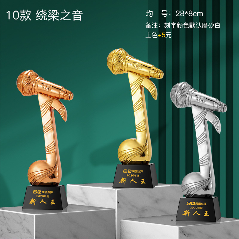 Notas musicales Trofeo de cristal Grabado Micrófono dorado Canto de micrófono Concurso de piano Anfitrión Discurso Buena voz