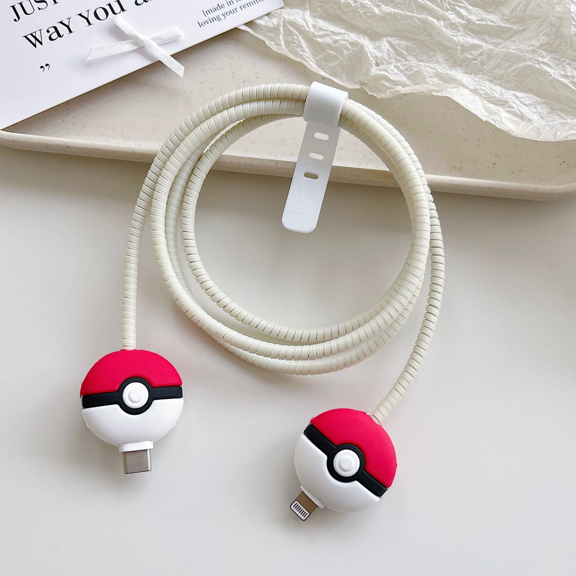 Amazon cartoon cable de datos cubierta adecuada para Apple Android cable de datos de carga rápida cuatro piezas en stock al por mayor