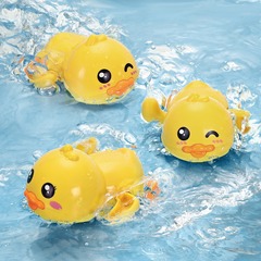 赤ちゃんのお風呂のおもちゃ子供の水遊び赤ちゃんのアヒルは水泳のおもちゃを入浴します。