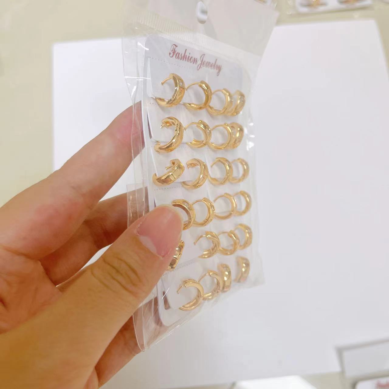 Pendientes de aro chapados en oro, estilo lujo ligero, con piedras brillantes, elegantes y versátiles