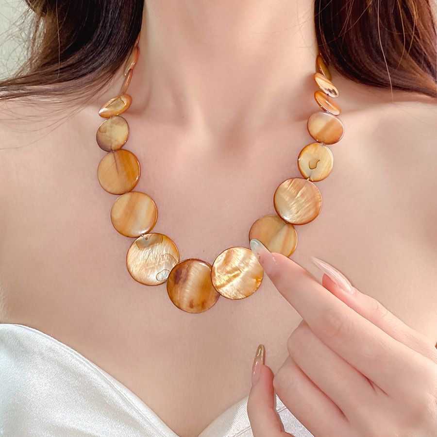 Collar de concha de alta gama para mujer de verano, estilo de vacaciones, cadena de clavícula simple y de moda, joyería de todo fósforo de nicho literario al por mayor