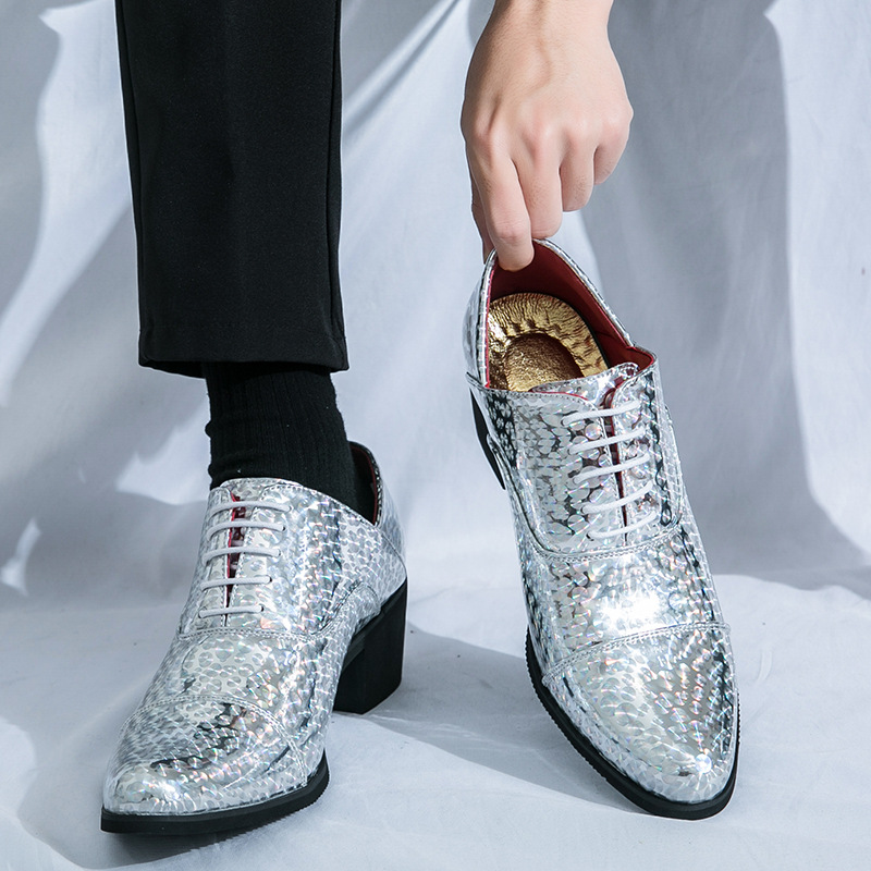 Zapatos de cuero de talón alto para hombres de tamaño grande para hombres 2024 primavera y otoño nuevo aumento de altura de 6 cm de tendencia de clube nocturno zapatos de cuero brillantes