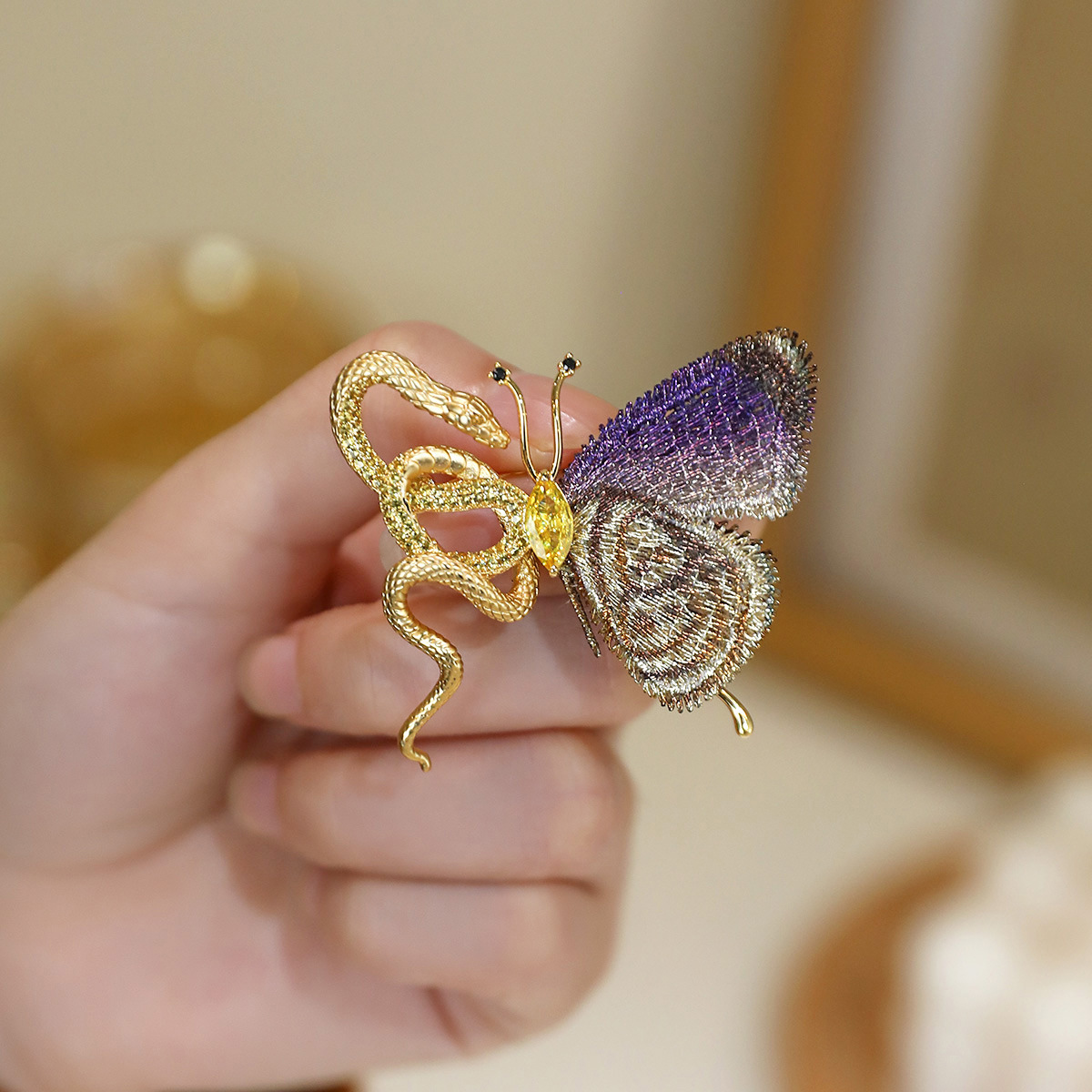 Serpiente exótica y mariposa broche temperamento ligero lujoso de alta calidad sensación de diseño de flores de pecho sensación de delicado accesorios de al por mayor