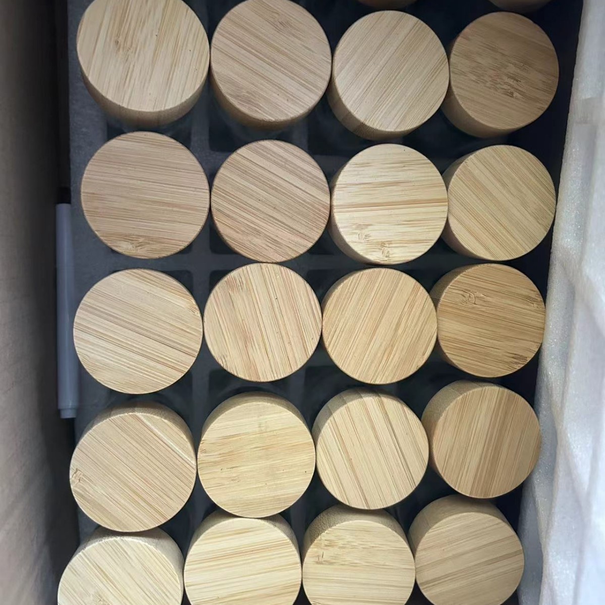 24 botellas cuadradas con traje de tapa de madera