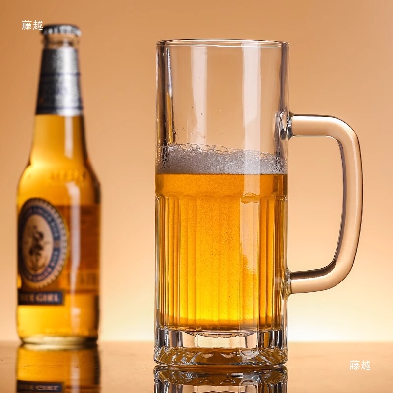 ビールカップの容量を厚くしたグラスには、大きな英雄カップバーのビールカップ1000 mlがついている|undefined