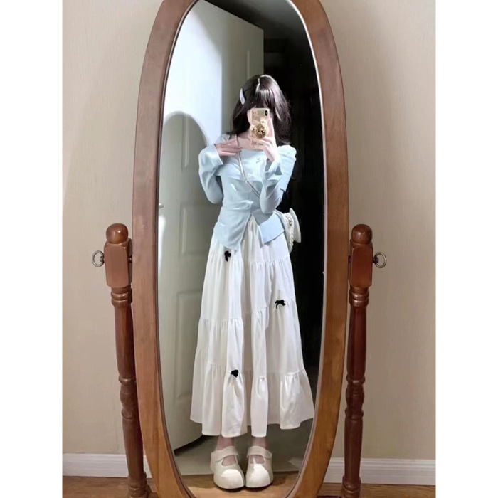 早秋にはフランスの青い長袖ワンピースを着ています。|undefined