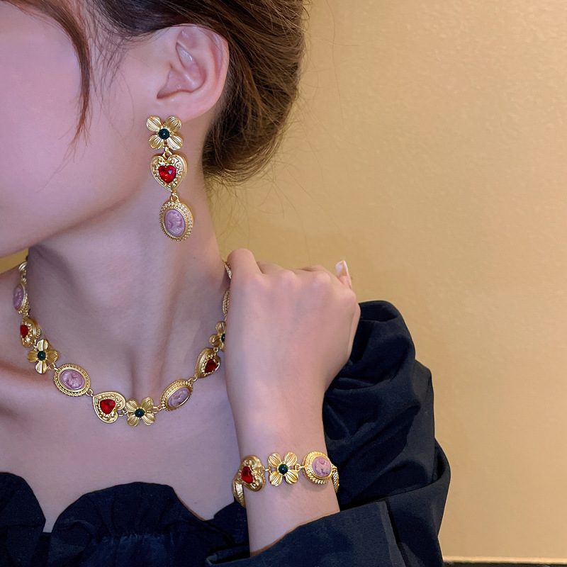 Retro Heart Shape Flower Metal Inlay Artificial Gemstones Women's Bracelets Earrings Necklace display picture 2