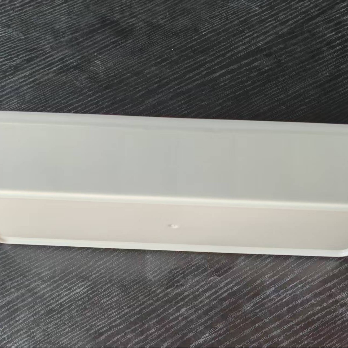 "케이블 관리 스트랩이 없는 ""화이트"" 8칸 커버리스 케이블 박스"