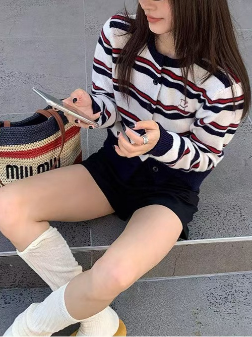 牙套大王【可爱修狗】秋季打底衫长袖条纹针织衫圆领miu系开衫女|undefined