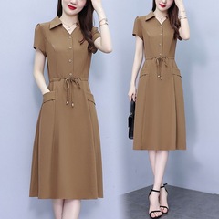 大きいサイズの半袖の夏の新型のワンピースのお母さんの服のファッション的な洋風は腰を収めて腹を覆ってやせている中の長いタイプのa字のスカートを現します。