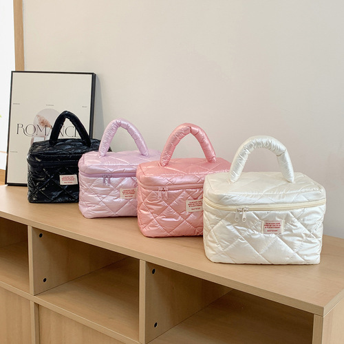 Korean-style niche handbag for holding makeup, skincare products, and toiletries with a youthful, high-fashion design. Portable and large capacity travel pouch for organizing cosmetics and personal care items.