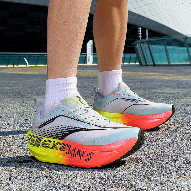2026 nuevas zapatillas deportivas amortiguación elásticas zapatillas de correr ligeras de moda transpirables parejas zapatillas de moda zapatillas deportivas al aire libre image 4