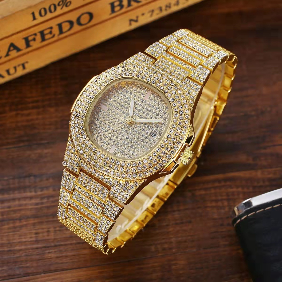 Comercio exterior estrellado acero cinturón hombres reloj hip hop estilo punk reloj pulsera traje diamante calendario hombres reloj de cuarzo