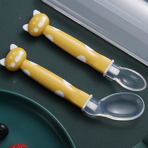 英語版カード付き ベビースプーン 子供用食器 シリコン製ソフトスプーン 赤ちゃん用食事練習用スプーン 曲がったスプーン