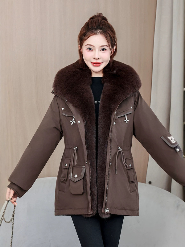 Women's winter parka jacket, short style, with a large faux fur collar, fitted waist, workwear-inspired design, and thickened cotton lining; available for export and drop shipping Women's winter parka jacket, short style, with a large faux fur collar, fitted waist, workwear-inspired design, and thickened cotton lining; available for export and drop shipping