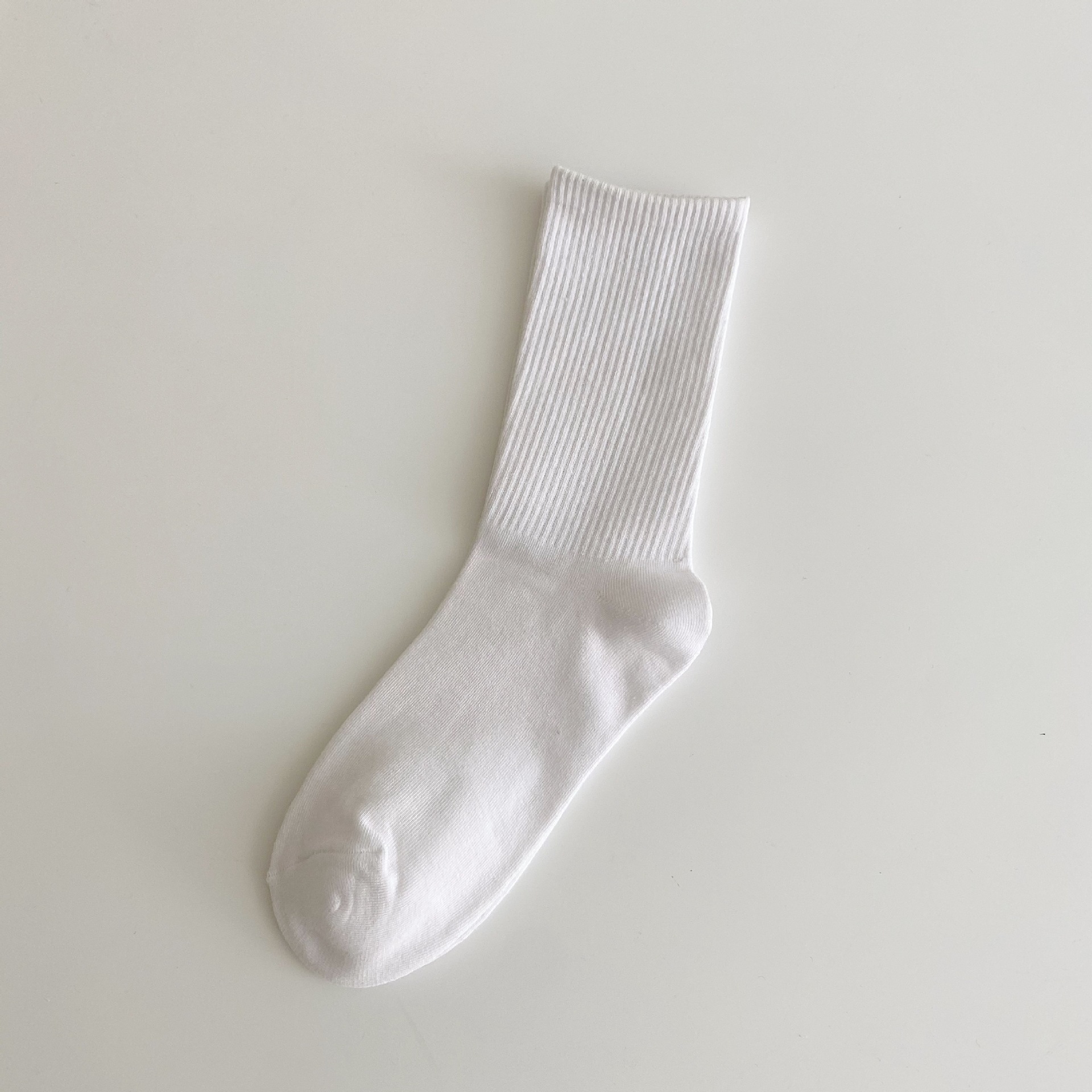 色の靴下の子供の中の筒の靴下のinsの潮の春秋の薄い金のキャンディーの色の秋冬の綿の質のバラの赤い純色のストッキングの靴下