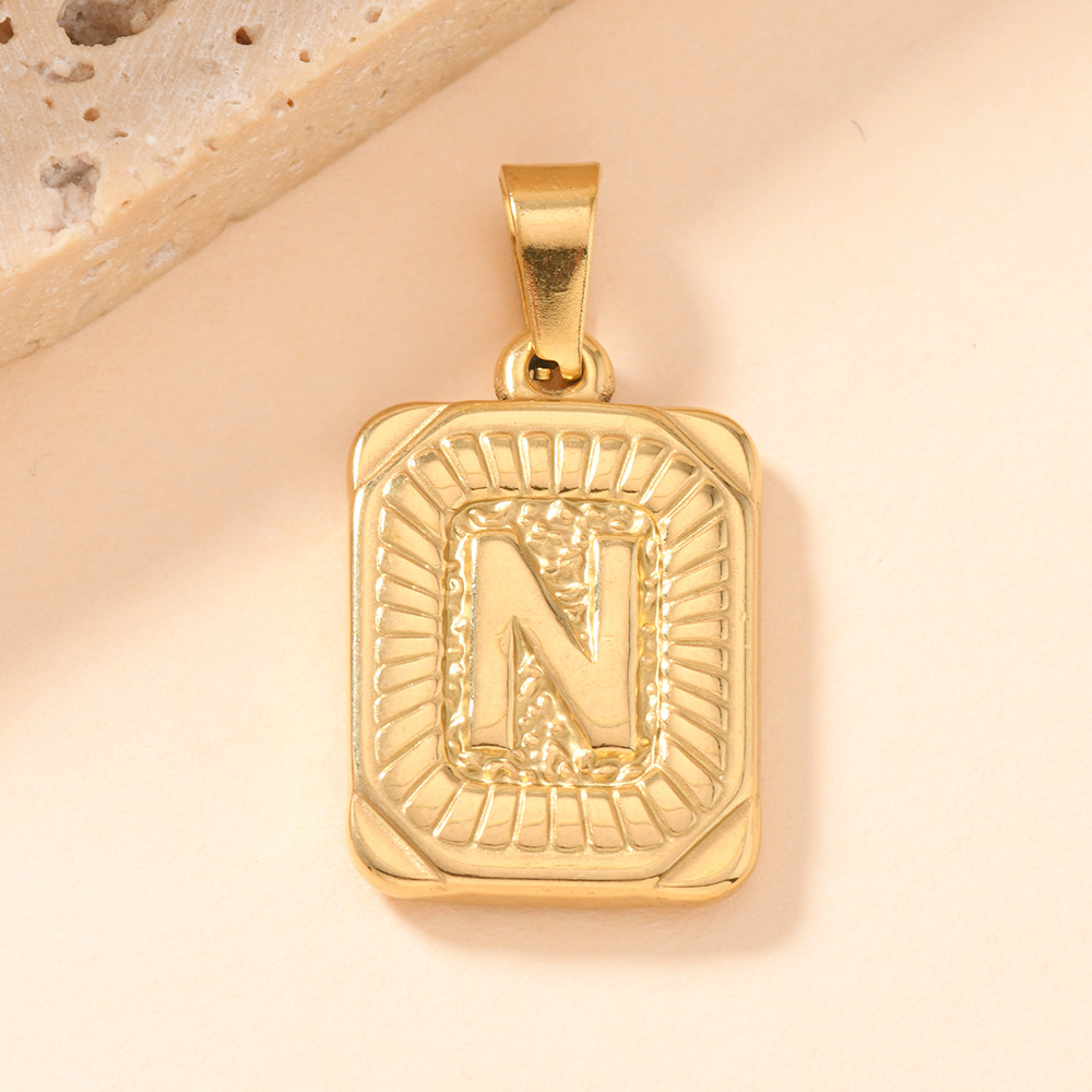 Colgante único europeo y americano estilo explosivo colgante de acero inoxidable fundición marca cuadrada 26 letras inglesas collar colgante accesorios de bricolaje