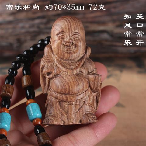 手でラオスの黄花梨の手を彫刻します。|undefined