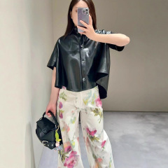2025年南油早秋LOE*logo压花小绵羊皮翻领短袖皮衬衫外套女大翻领