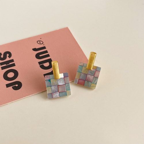 Handmade natural mother-of-pearl earrings for women, niche design, exquisite zircon earrings, light luxury, high-end, and temperament earrings.