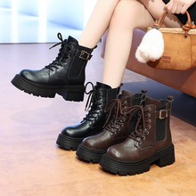 2025秋冬季新款英伦风厚底大码女靴皮带扣前系带松紧短靴马丁靴