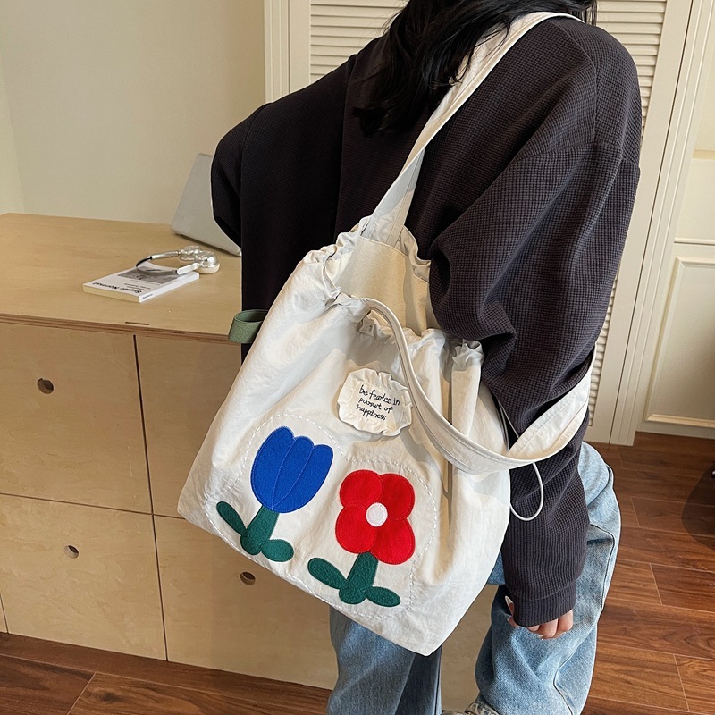2025 夏の新スタイルナイロン刺繍巾着トートバッグ女性の韓国スタイルリラックスニッチ大容量ショルダーバッグ|undefined
