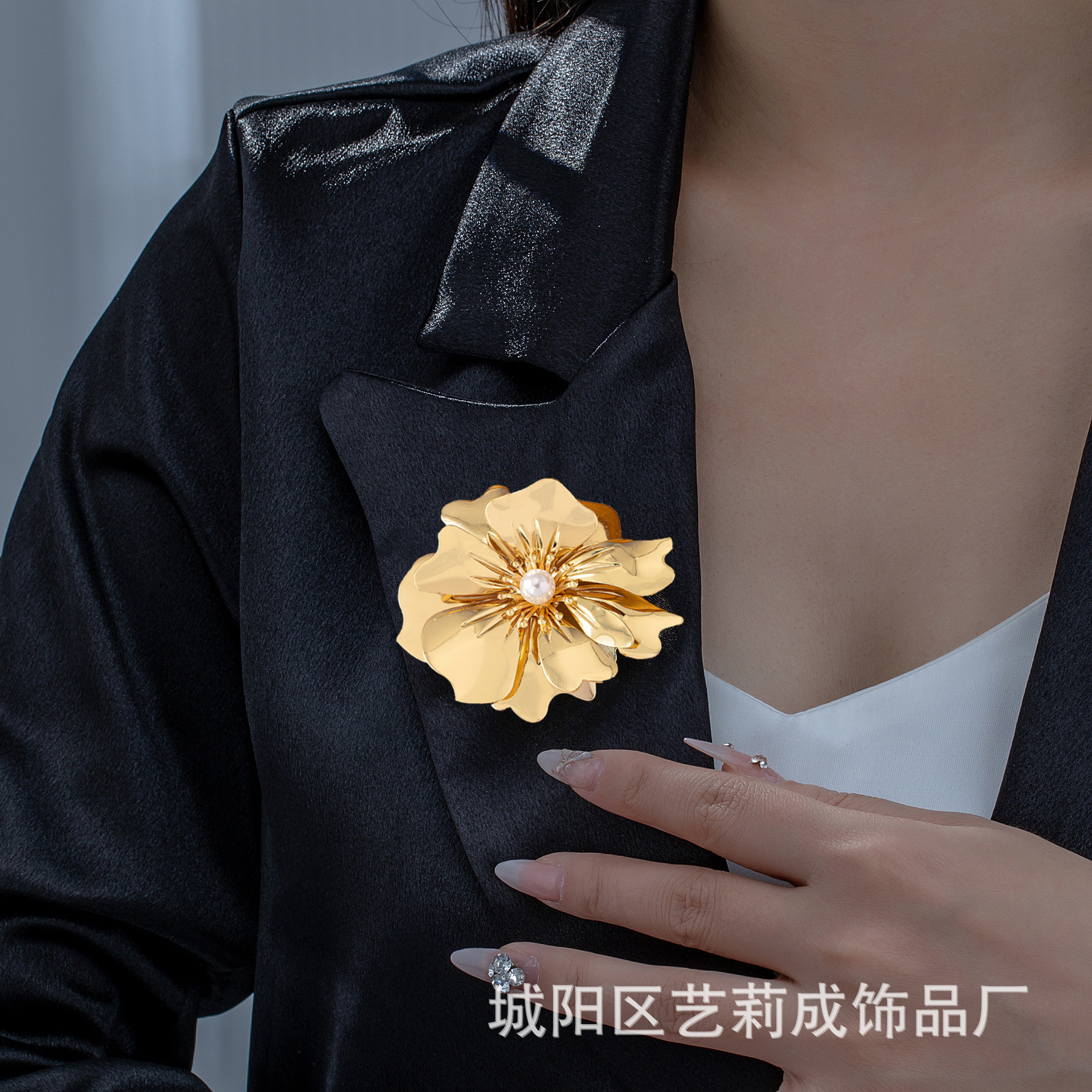 European and American Hot Sale Retro Design Sense Pearl Flower Brooch Women's Small High Crotch Fashion Flower Inlay Trend