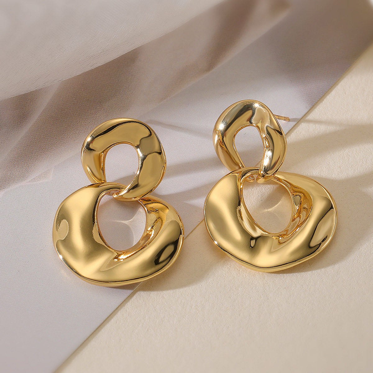 Pendientes geométricos de cobre bañado en oro vintage para mujer, estilo europeo y americano INS de nicho y personalidad versátil, nuevo