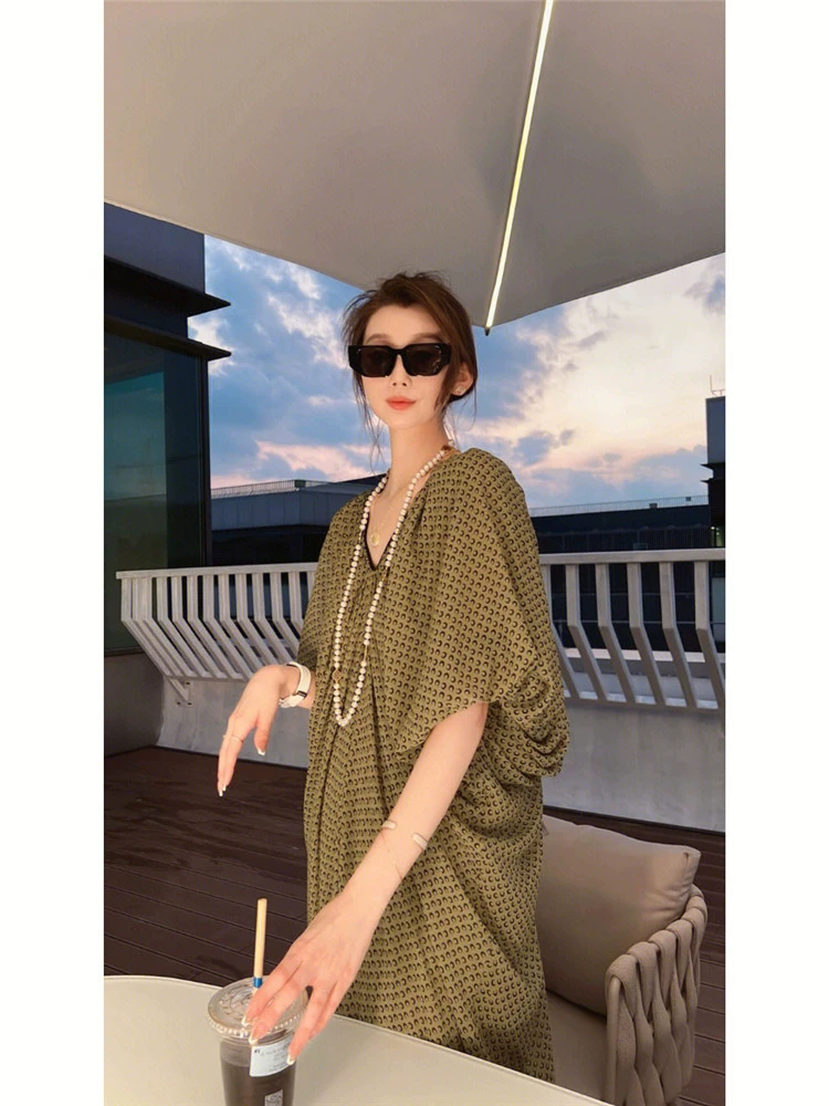 Summer retro dress, V-neckline