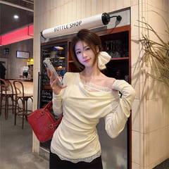 純欲風の小さい大衆のレースのつなぎ合わせはやせている長袖のtシャツの女性の春のデザイン感の斜め肩のギャルの上着を現します。