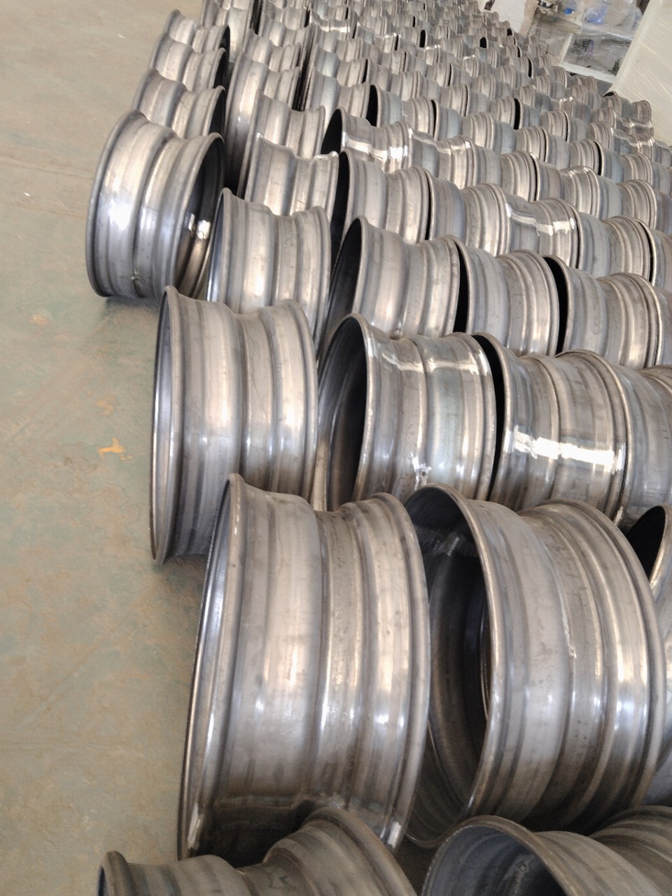 Factory Direct Sales 9.0 * 22.5 Vacuum Steel Ring Wheel Hub Rim