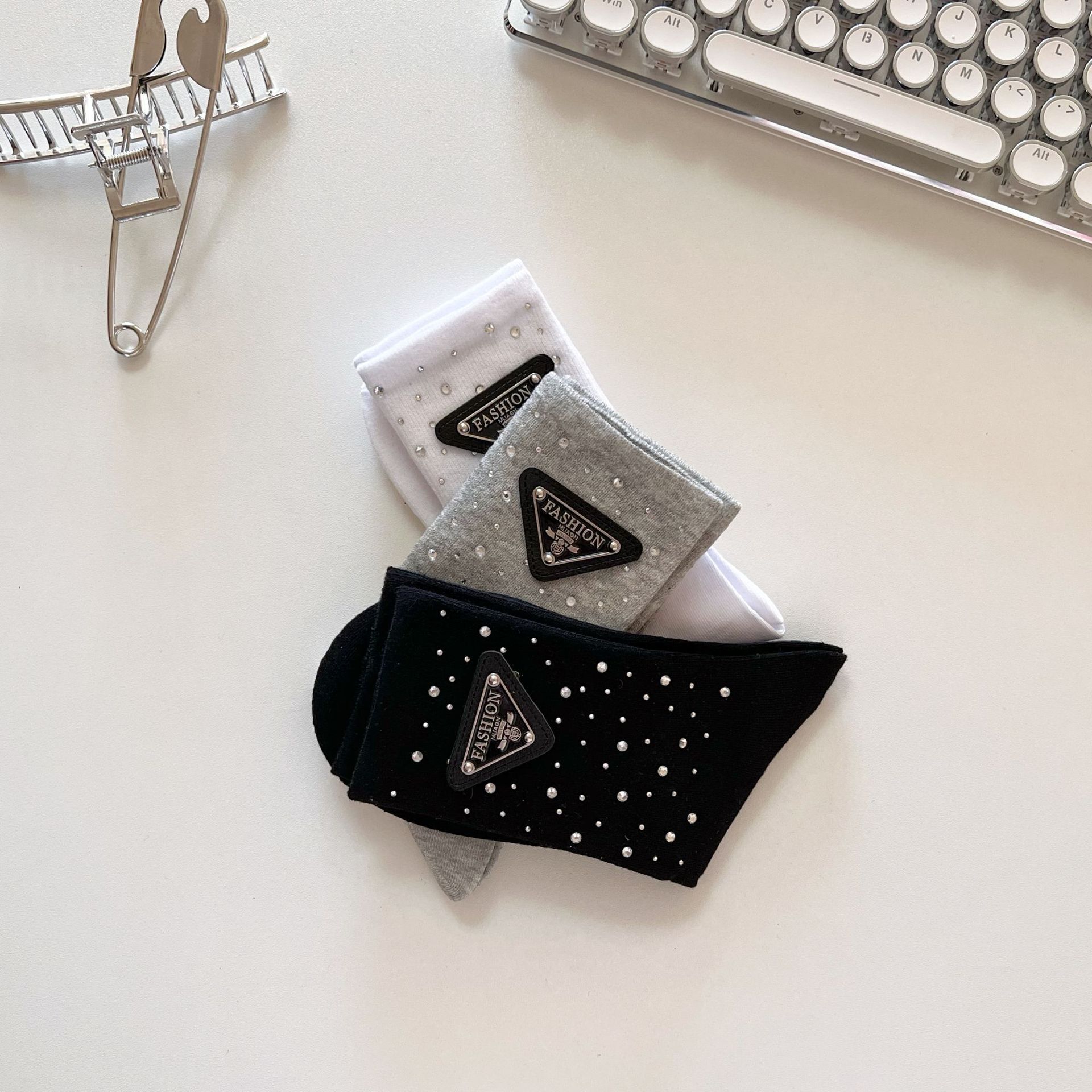 DLSOCK otoño e invierno nuevo estampado en caliente de cuero de diamante completo estándar de media pantorrilla moda calcetines de mujer calcetines de joyería TikTok mano rápida transmisión en vivo explosión