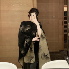 2025年新款简约时尚双面秋冬女披肩高品质银杏图案保暖出游斗篷