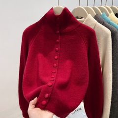 アンゴラの赤いレトロなニットのセーターの女性の厚い高襟の単列のボタンの上着の上着の秋冬の気質は年齢を減らしますカーディガン
