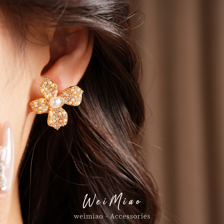 Agujas de plata flores de perlas redondas perlas temperamento delicado pendientes de moda ligero lujo alta sensación auriculares al por mayor image 5