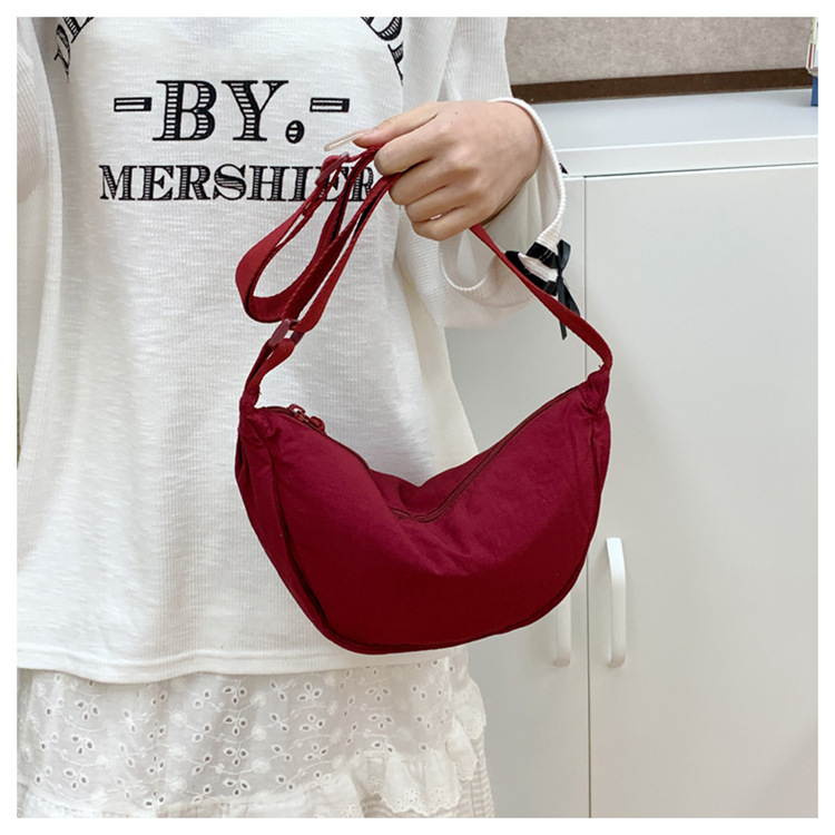 Women's Small Nylon Solid Color Streetwear Sewing Thread Dumpling Shape Zipper Underarm bag 23L display picture 15