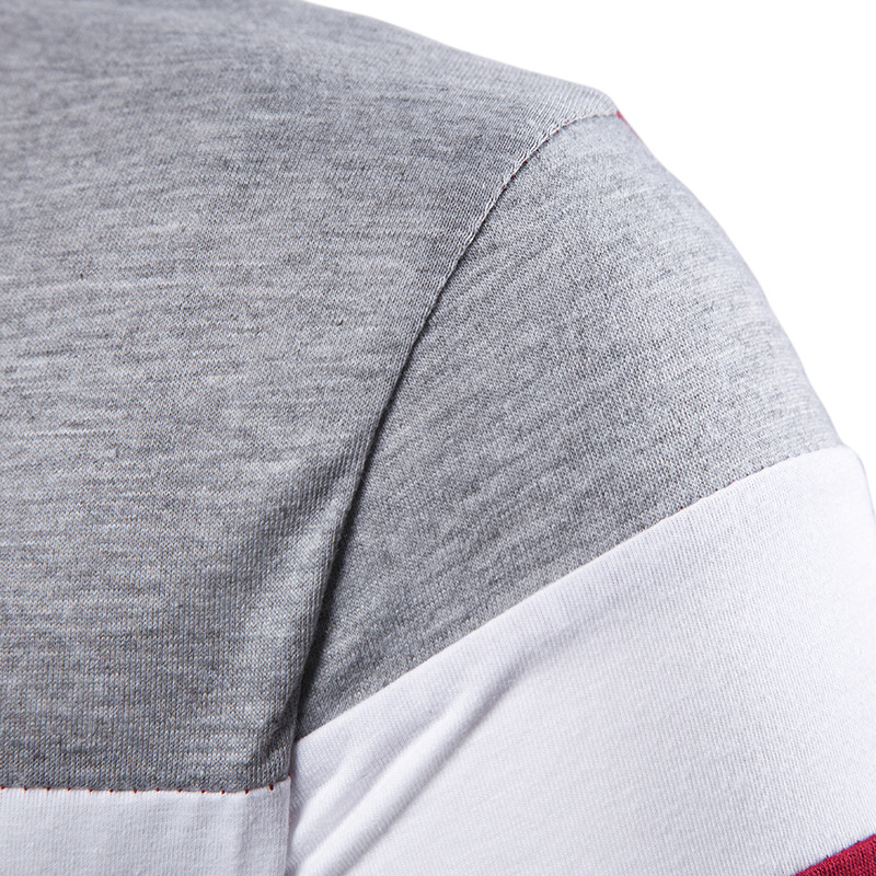 Maglia 2023 tre strisce sul petto, abbinamento alla moda con risvolto da uomo e polo a maniche corte_voghion.com