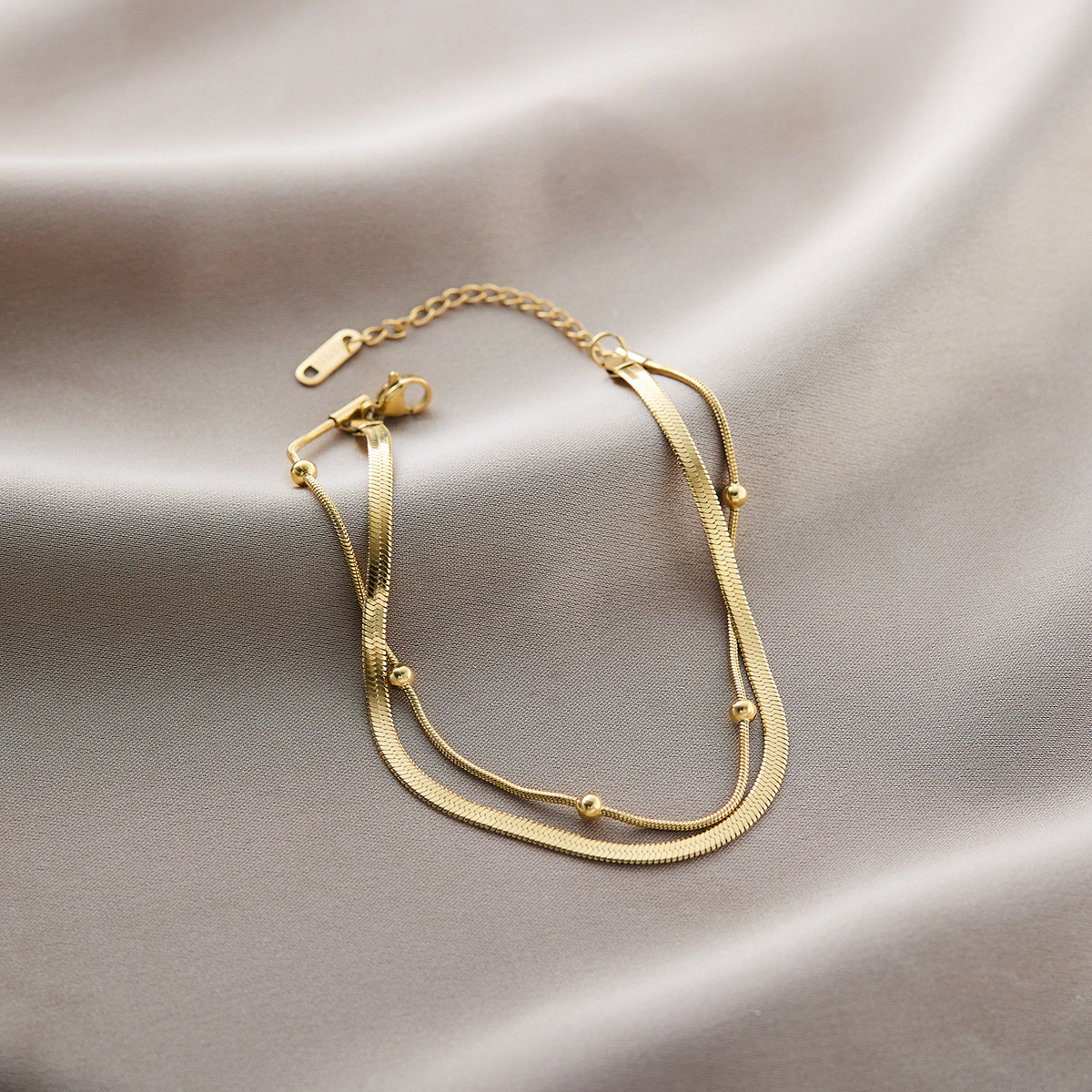 温鑑は色を落とさないで越境してよく売れているチタン鋼のブレスレットの女性の五葉の草はダイヤモンドのins風の個性の18kの真空の電気めっきを入れます。