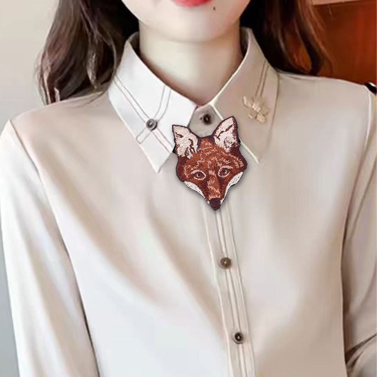 Papillon ricamato con testa di volpe da donna accessorio moda_voghion.com