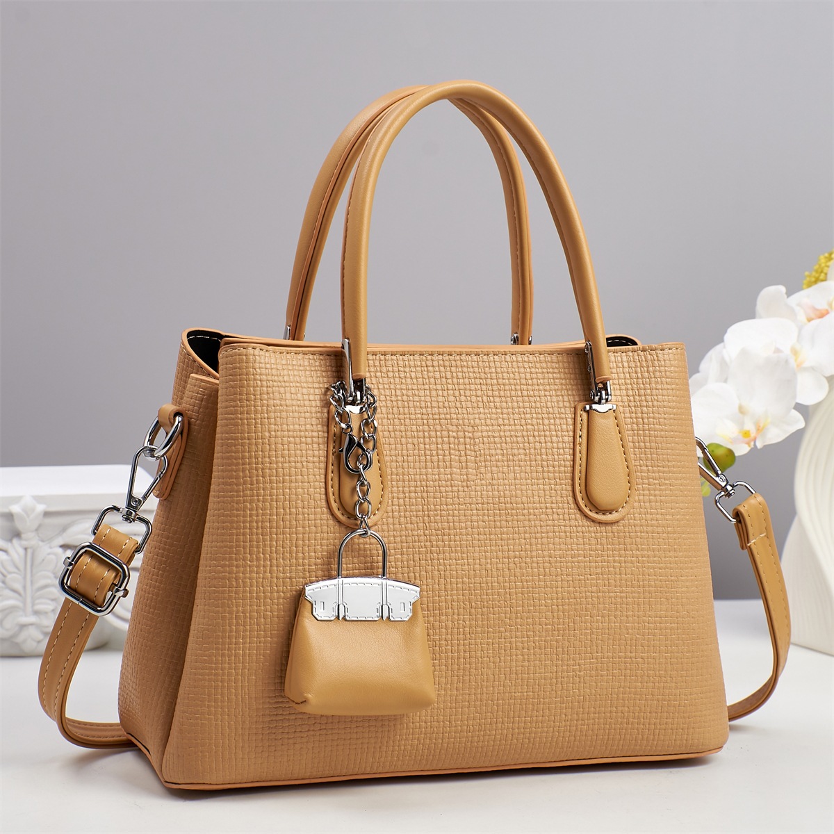 Bolso bandolera de un solo hombro bolso femenino 2025 nuevo bolso cuadrado portátil de mediana edad de moda para damas de cercanías