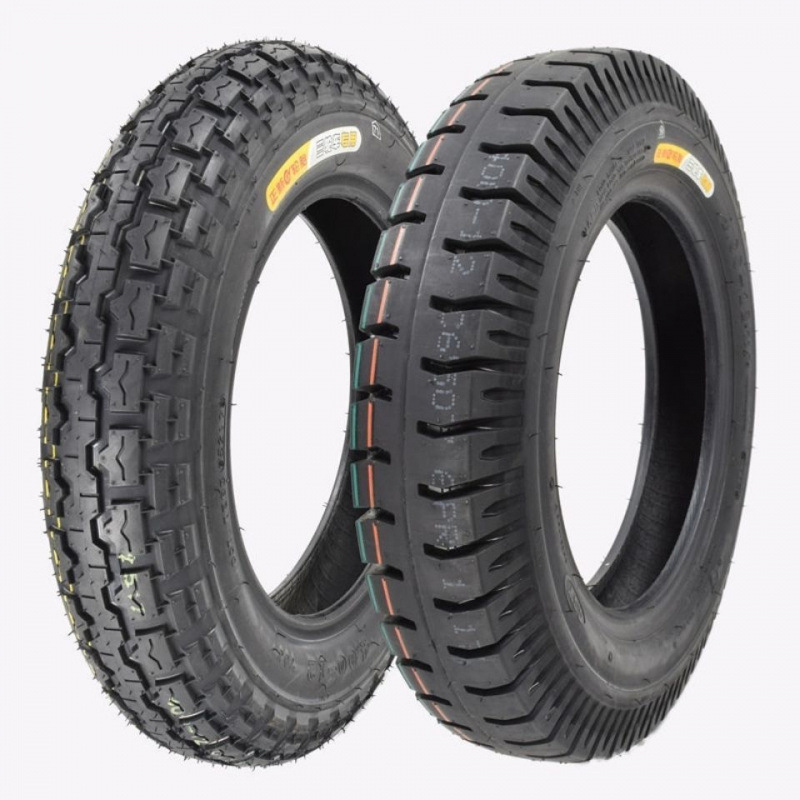 Vehículo eléctrico con neumáticos nuevos / - Vacuo neumático