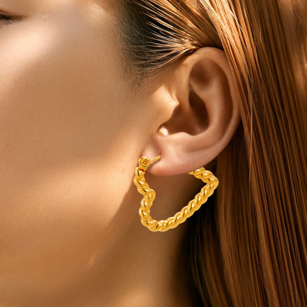 Temperamento de moda europeo y americano transfronterizo, nuevos pendientes de acero inoxidable que no se desvanece, anillo de amor simple y versátil, hebilla de oreja de acero de titanio