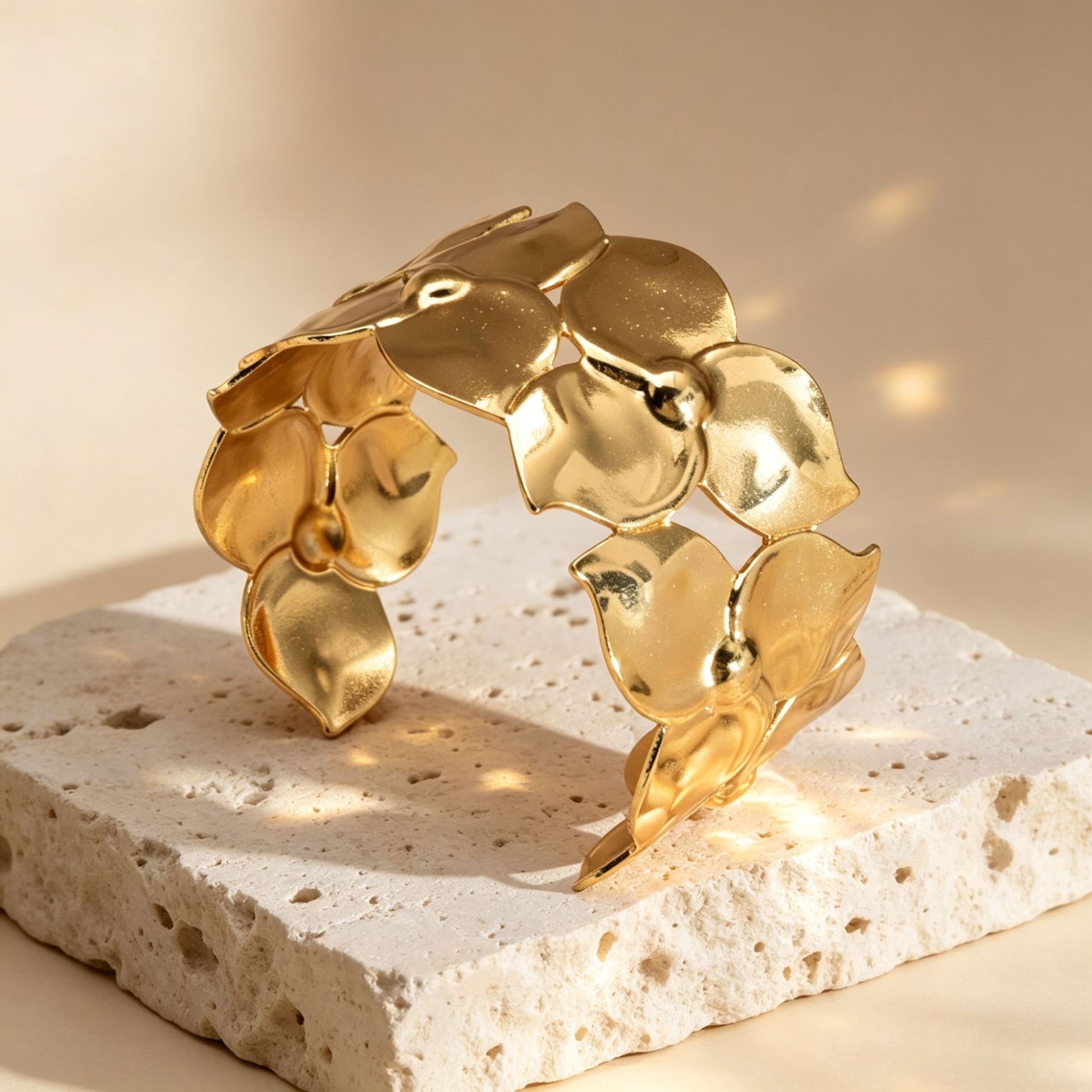 Brazalete de borde ancho de oro europeo y americano retro joyas de alta calidad flores huecas esmalte pulsera joyas de acero inoxidable galvanizado
