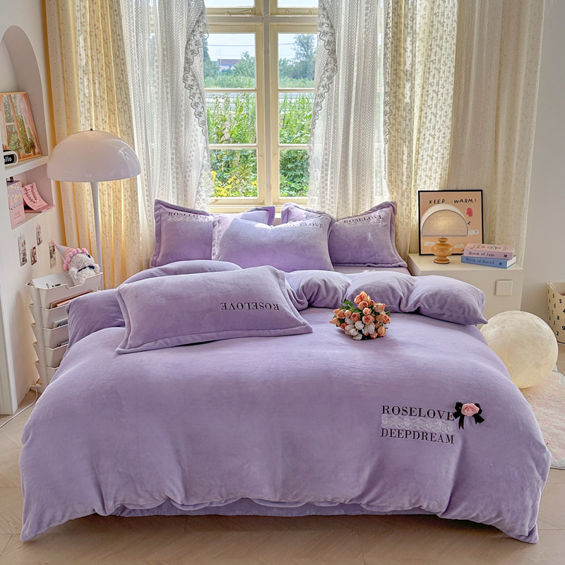 Tejido de bordado caliente grueso de lana de leche de cuatro piezas de sábanas cubiertas de edredón de bordado de tres piezas de cama al por mayor