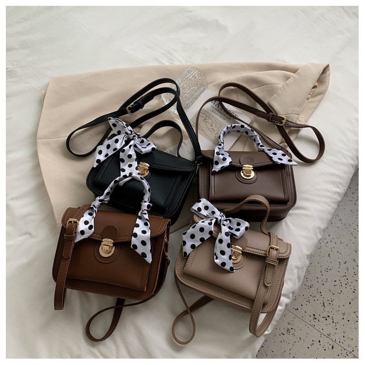 2021 Autumn New Trendy Fashion One-shoulder Messenger Small Bag High-end Retro Western Style Handbag display picture 4