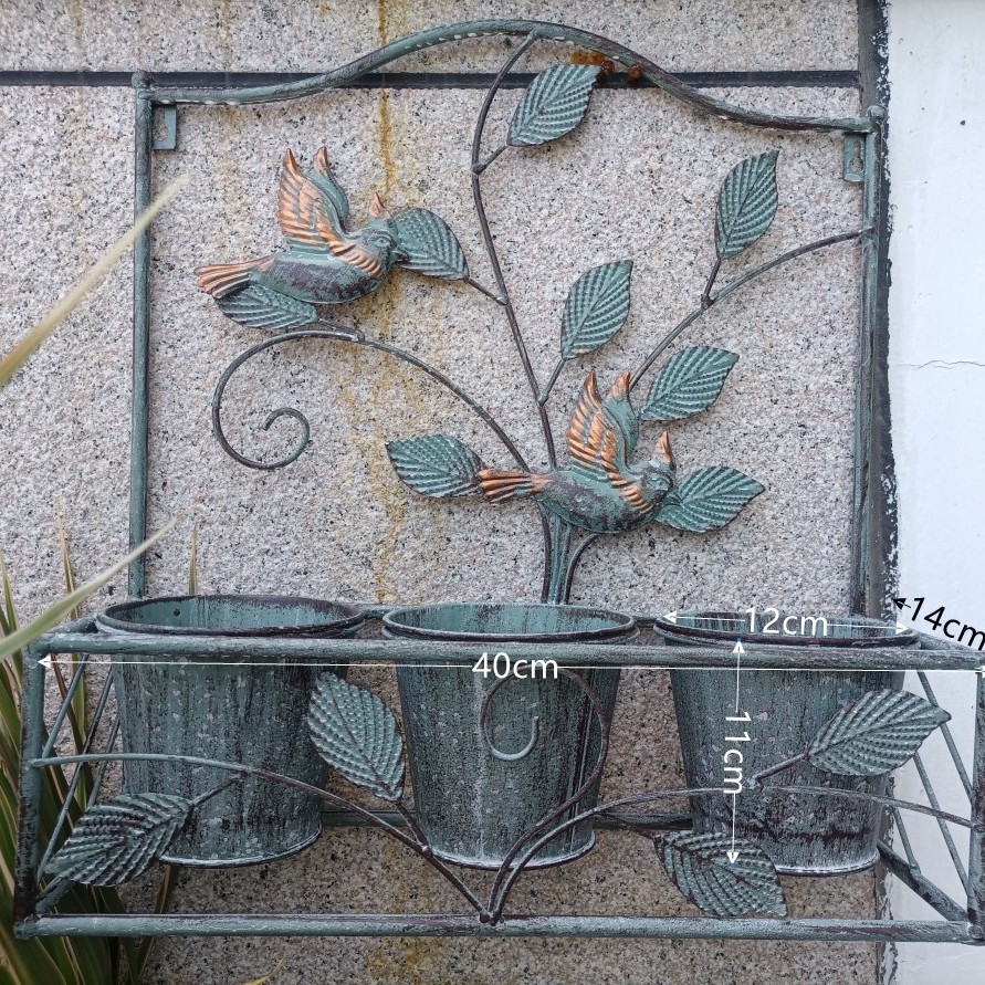 벽에 걸려있는 새 녹색 3 배럴은 오래되었습니다.